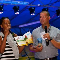 JC M de La D et Renny Equinoxe élue présentent le cahier pédagogique et le...